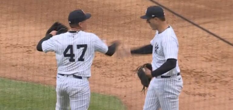 Victor Gonzalez and Anthony Rizzo celebrate