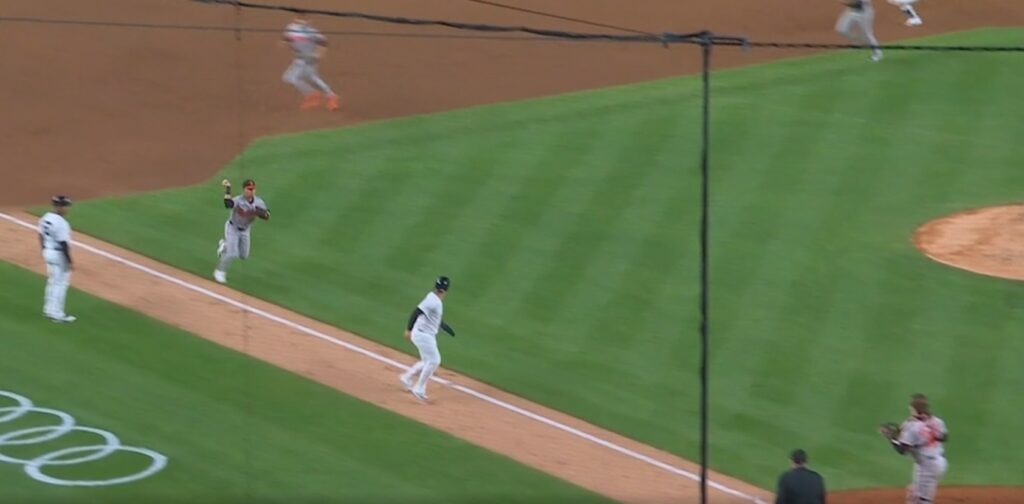 Gleyber Torres makes a bad baserunning mistake