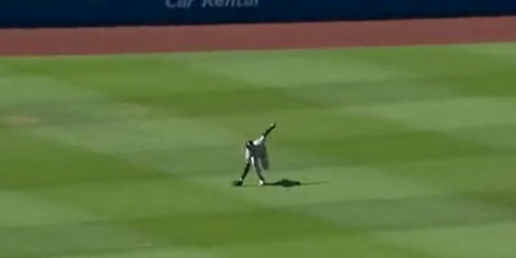 Bellinger makes a shoestring catch