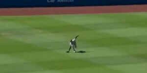 Bellinger makes a shoestring catch