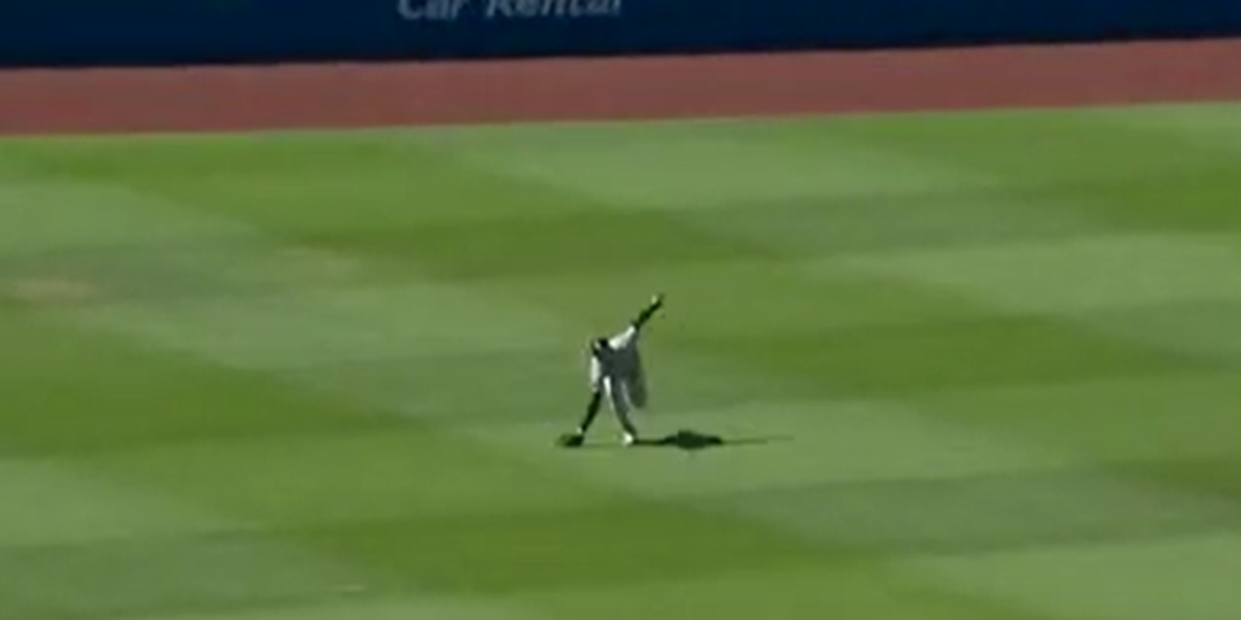 Bellinger makes a shoestring catch